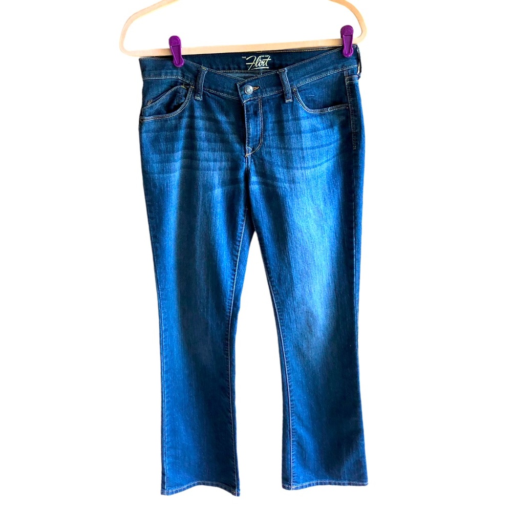 Old Navy The Flirt Jeans. Medium Wash w Feathering. Size 6